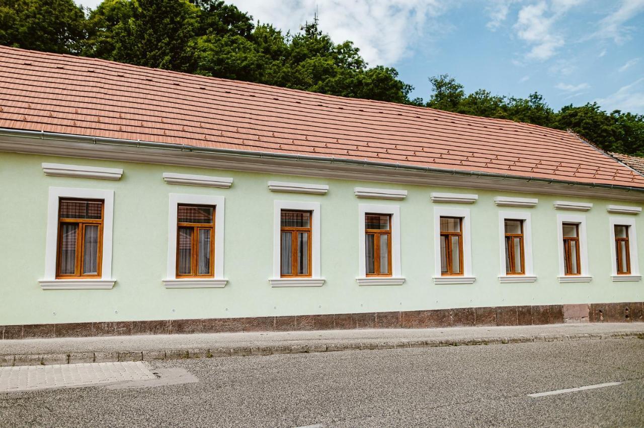 Sziklavendeghaz Aparthotel Veszprém Exteriör bild