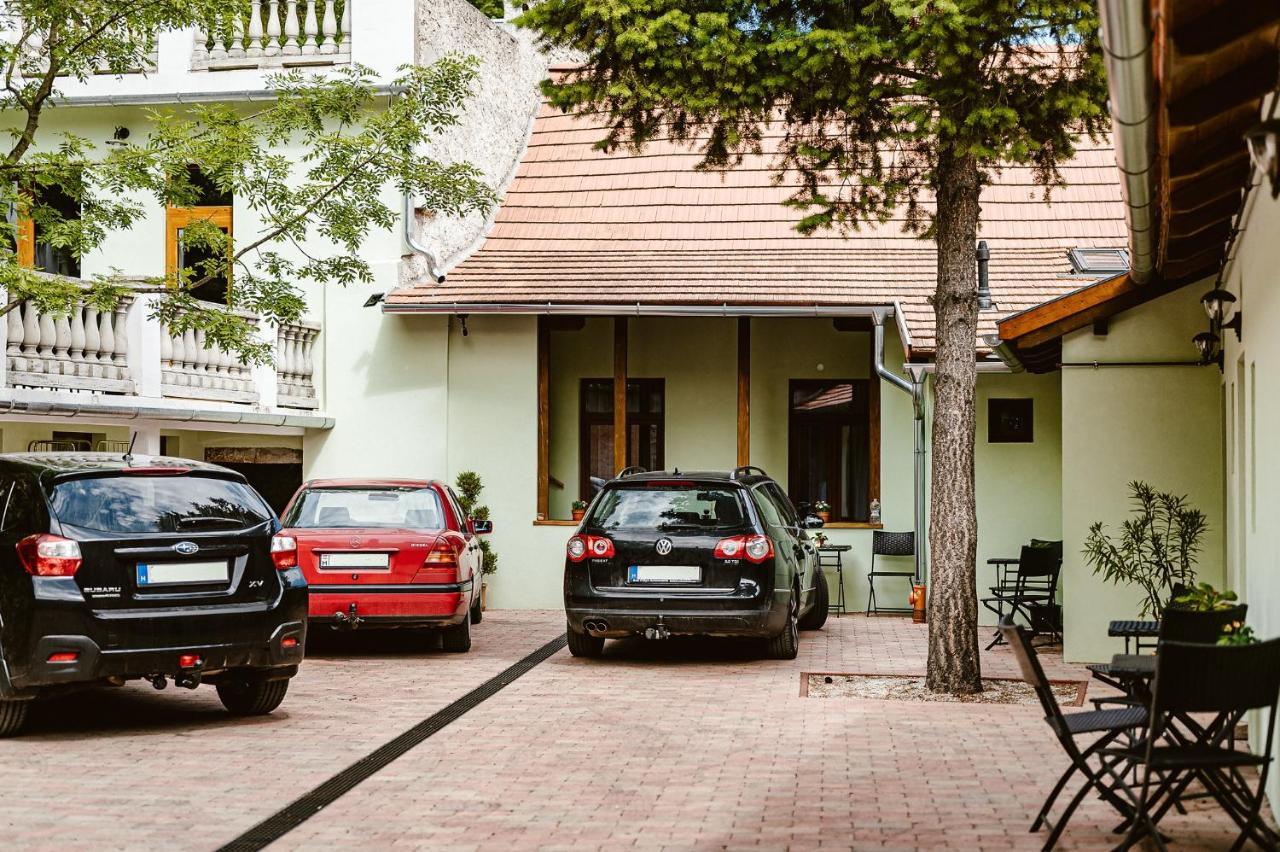 Sziklavendeghaz Aparthotel Veszprém Exteriör bild