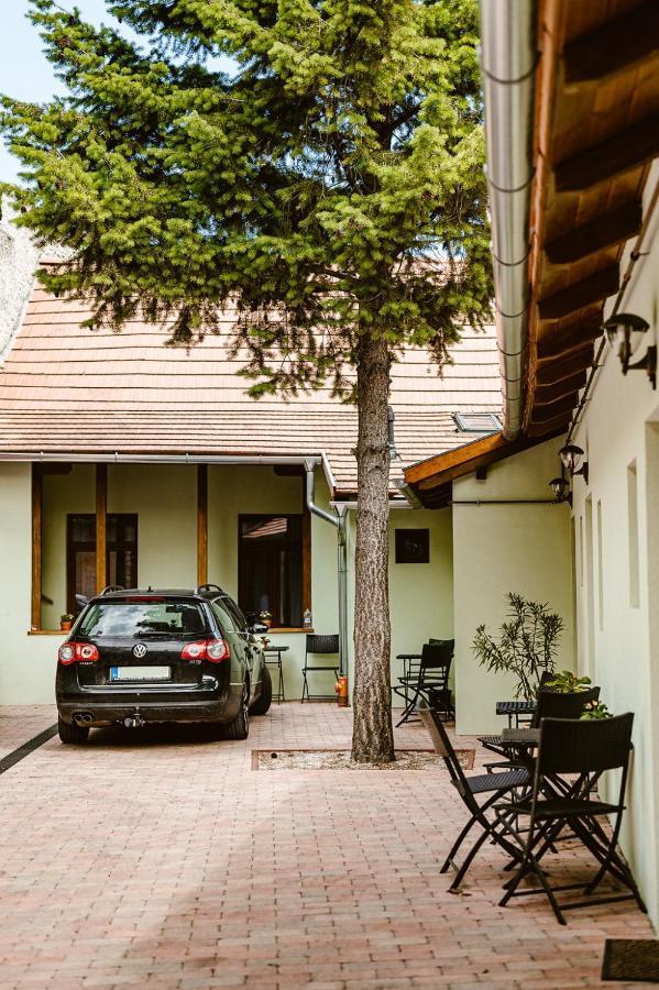 Sziklavendeghaz Aparthotel Veszprém Exteriör bild